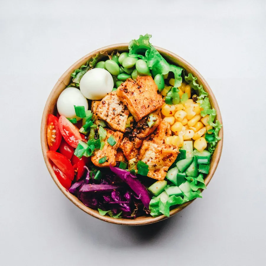 Bol de ensalada con verduras frescas