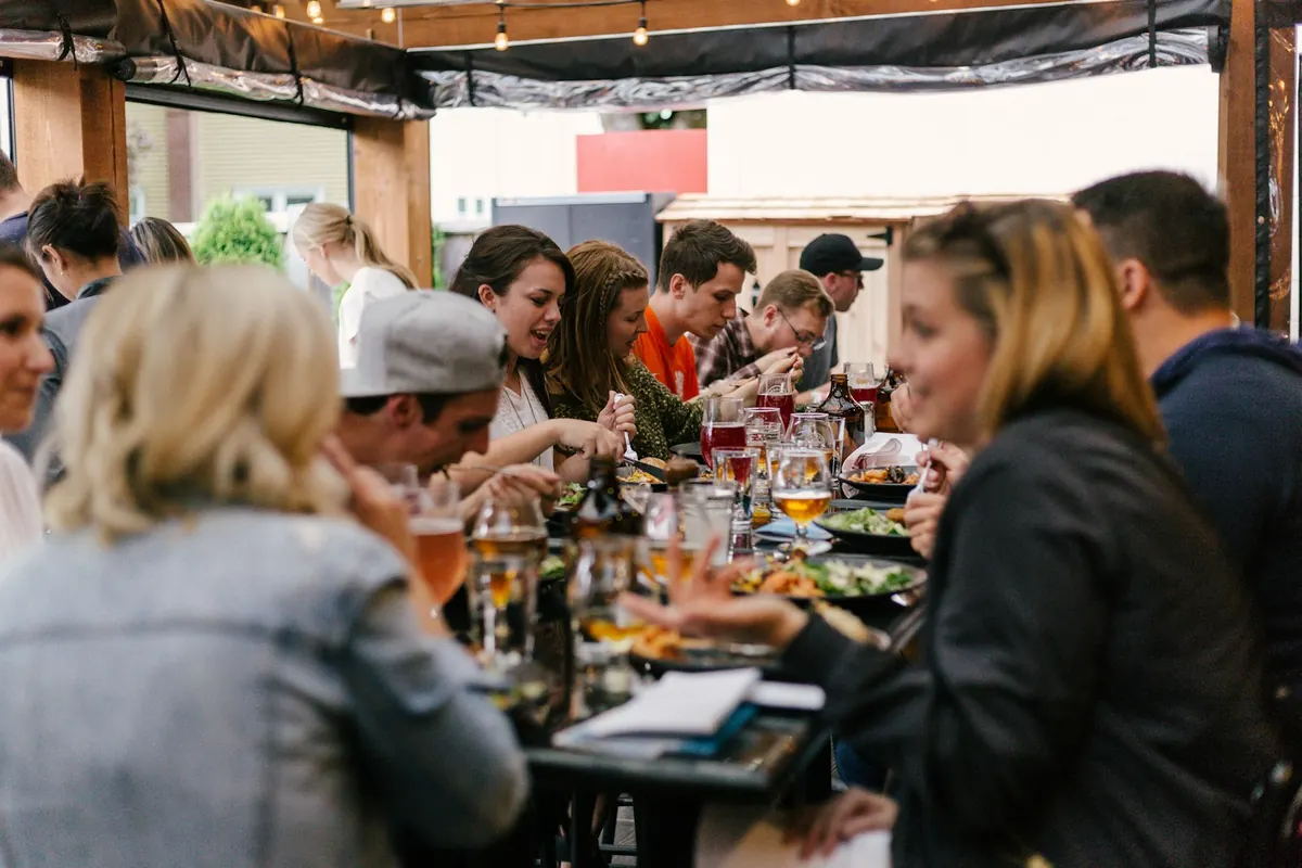 Grupo de personas compartiendo mesa y comida